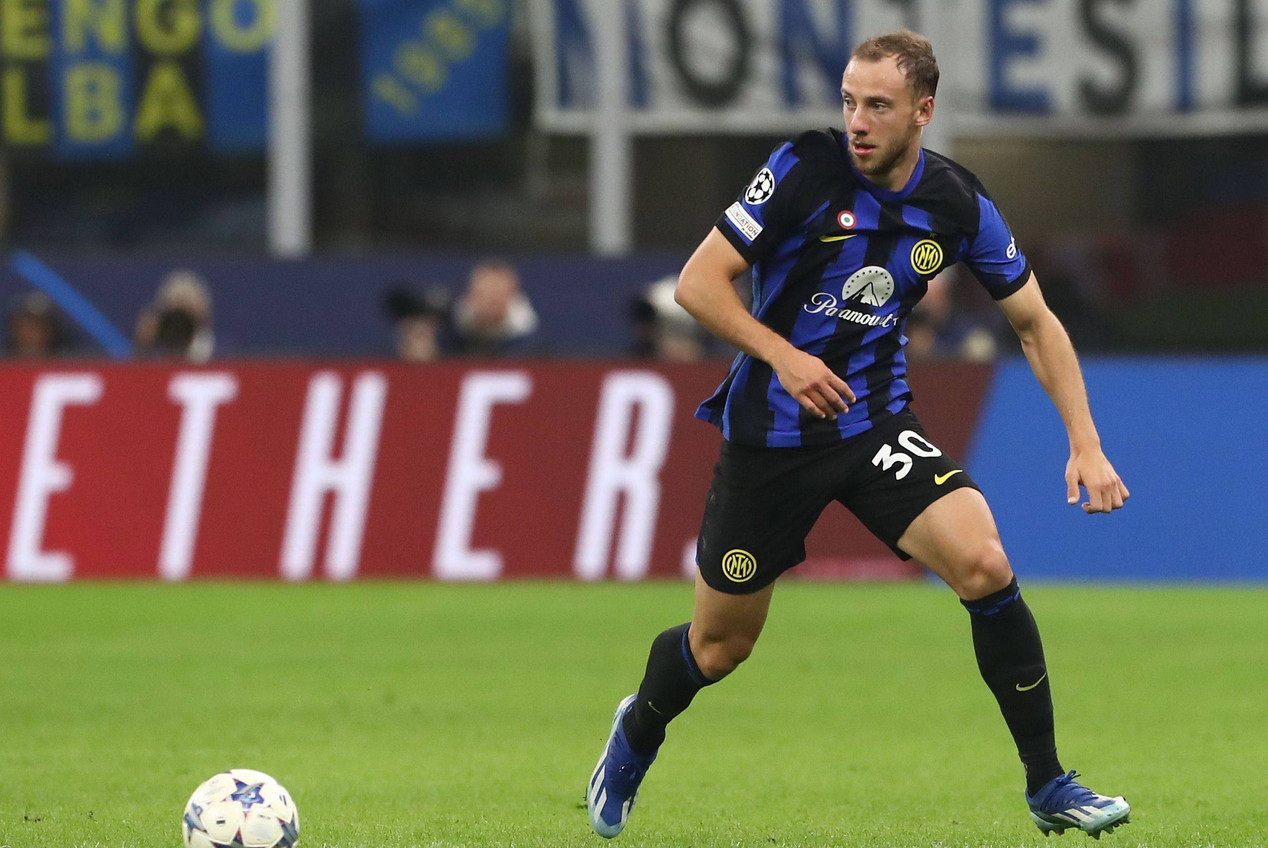 包含国际米兰遭遇双杀，球队士气低迷的词条