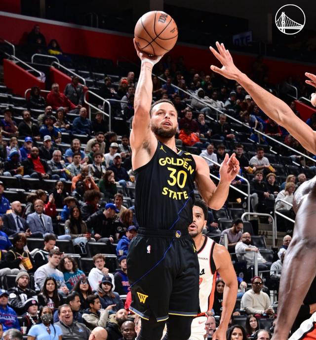 乐鱼官方网站-勇士大胜热火，库里砍下30分