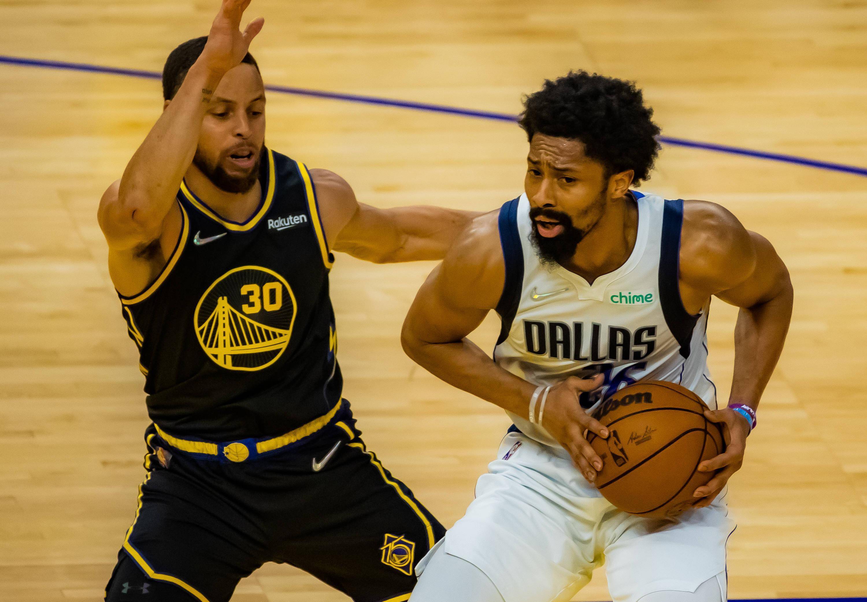 乐鱼体育-勇士不敌快船遭遇三连败