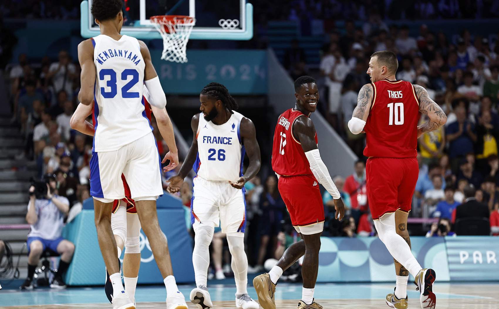 中国男篮鏖战巴西男篮，字母哥送出助攻