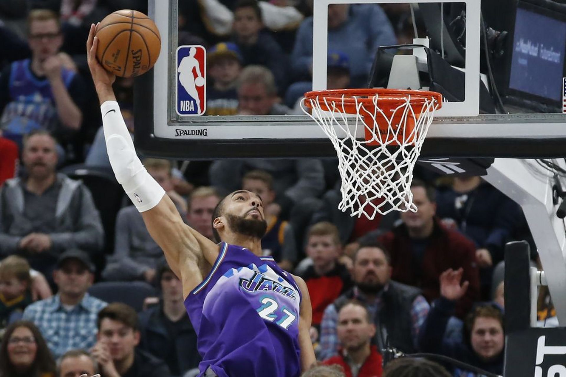 乐鱼在线娱乐-青岛队完胜国王，戈贝尔点燃赛场